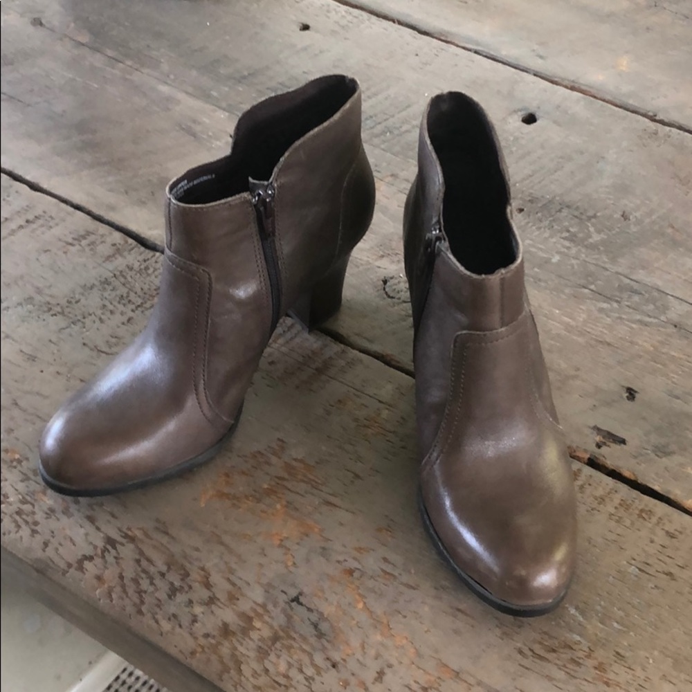 BORN BOOTIES WOMENS SIze 7 LIKE NEW